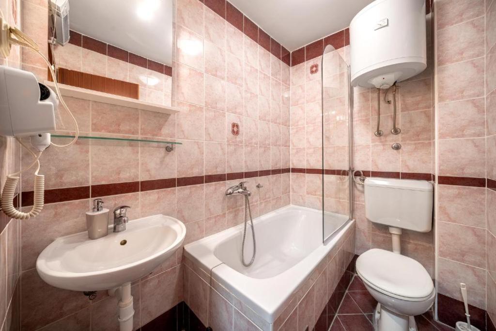 Heritage In Center With Pool- Apartment *